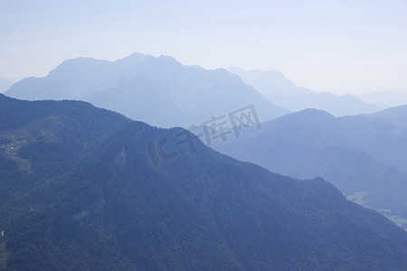柯基萌宠背景摄影照片_奥地利阿尔卑斯山的美丽景色