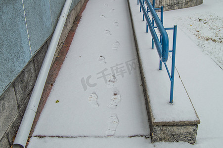 一年中任何时候为残疾人移动而安装的坡道上的雪地脚印