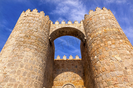 卡斯提尔摄影照片_阿维拉城堡城墙拱门城市景观卡斯提尔西班牙