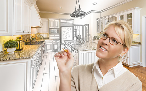 在自定义厨房绘图和照片组合上用铅笔的女人