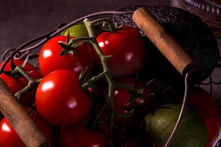 绿色健康蔬菜海报摄影照片_一个旧篮子的海报，上面有洋葱大蒜西红柿来装饰 t