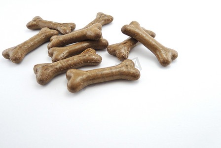 狗食饼干形状像白色背景上孤立的骨头