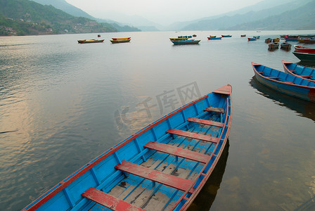 湖上的木船