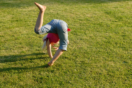 斯堪的纳维亚生活方式女孩在花园里做体操