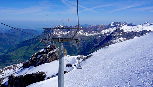 夏天雪山摄影照片_在雪山铁力士山的滑雪缆车结构