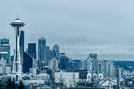 西雅图市景与太空针塔和雷尼尔山