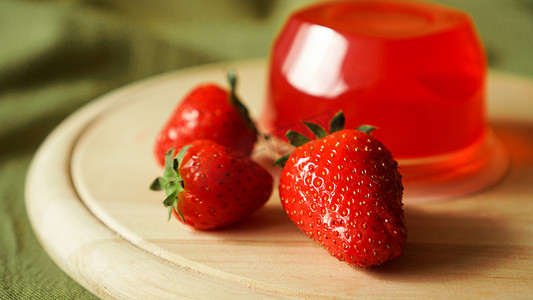 塑料容器中装有浆果的红草莓果冻