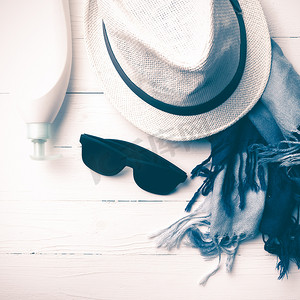 帽子和蓝色围巾与太阳镜复古风格