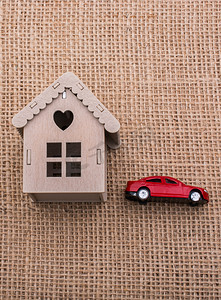 模型汽车和一个小模型房子