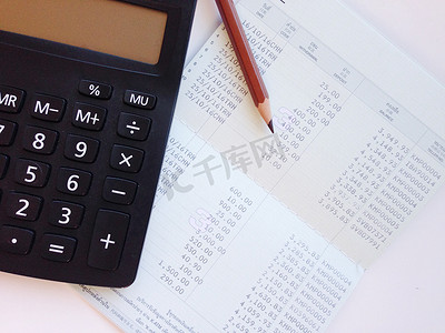 在办公桌上保存账簿或财务报表和计算器