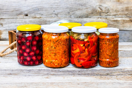 健康饮食的摄影照片_装有各种蔬菜和水果罐头的罐子，装有 zac 的罐子