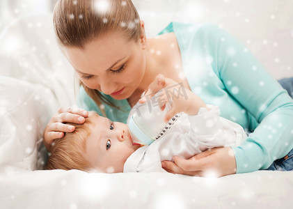 妈妈和可爱的宝宝用奶瓶