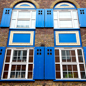 在欧洲伦敦红砖墙和 histori 的老窗口