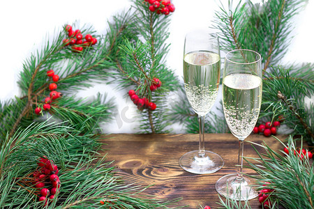 香槟、松树枝、红 b 的圣诞季节性静物画