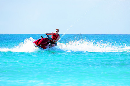 在加勒比海的喷气式滑雪板上巡航的年轻人