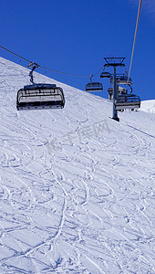 在雪山铁力士山垂直的空的滑雪缆车