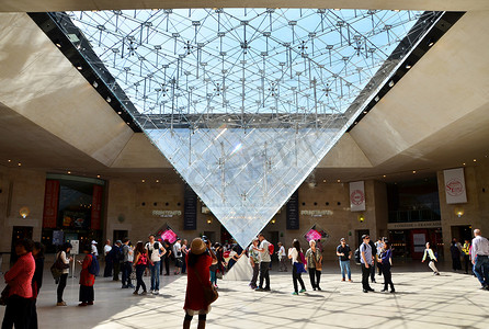 法国巴黎 — 2015 年 5 月 13 日：游客参观卢浮宫内