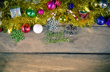 喜庆边框金色摄影照片_木头上的圣诞边框 - 色调复古