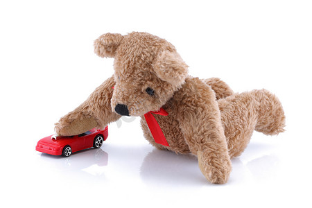 泰迪熊在玩他的玩具车