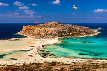 中华巴洛克摄影照片_希腊克里特岛的巴洛斯泻湖和格拉姆武萨岛，海鸥飞过。 