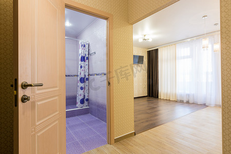 壁纸分区摄影照片_一室公寓的内部、通往浴室的开门和房间的景色