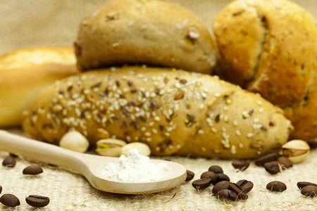 百福摄影照片_“面包和咖啡，亚麻织物上的勺子面粉”