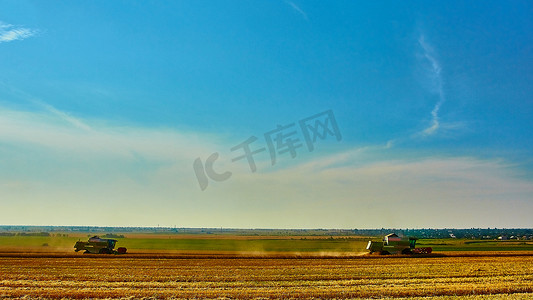 收割机在夏日联合收割小麦。