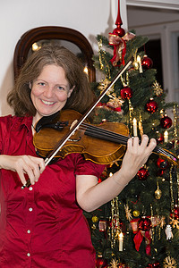 拉小提琴摄影照片_女人在拉小提琴