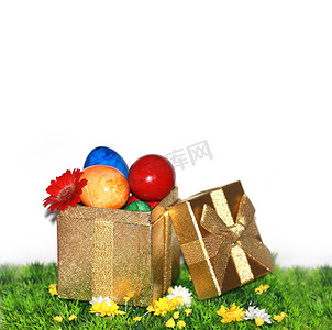 金礼盒中的复活节彩蛋