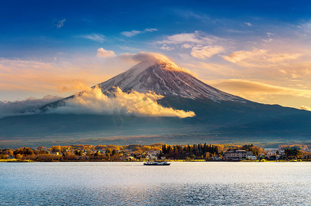 河口摄影照片_日落时的富士山和河口湖，秋季富士山在日本山内。