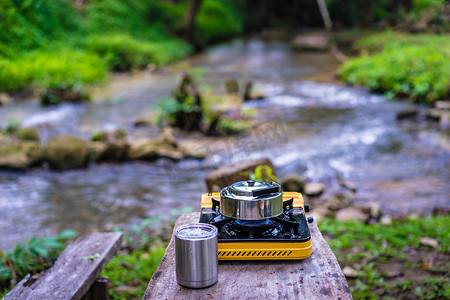 野餐煤气炉和野营时开水的铝茶壶
