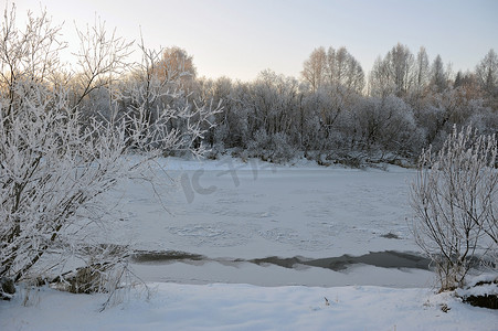 河水结冰了。