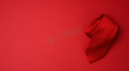 红色背景上扭曲的丝绸红色领带