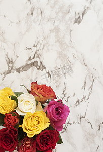 浅色大理石桌上美丽的鲜花，顶视图。