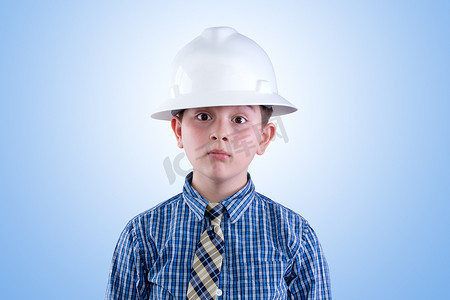 安全帽和领带的有抱负的年轻工程师