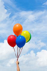 与蓝天的五颜六色的气球