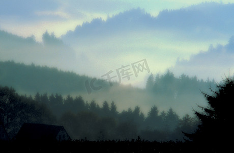 莫迪兰色配色摄影照片_效果：柔焦雾景作为背景动机，弗兰肯森林，德国巴伐利亚