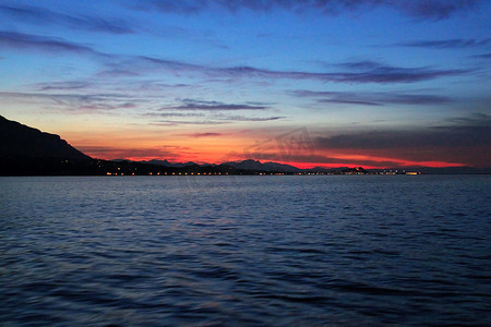 从海地中海背光的德尼亚日落视图