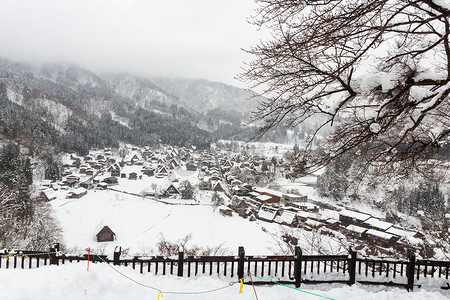 冬季有雪的白川乡村。