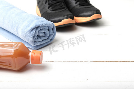 跑鞋速写摄影照片_跑鞋、毛巾和橙汁