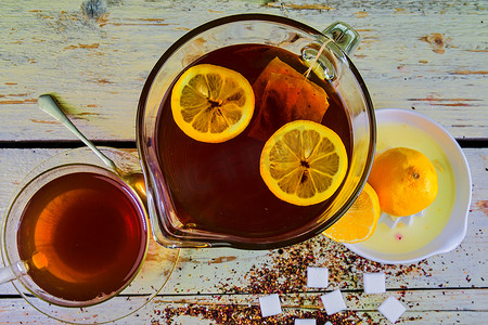 红茶，一杯红茶，手动榨柠檬。