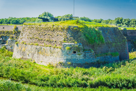 绿色大炮摄影照片_美丽风景中有大炮的巨大旧墙