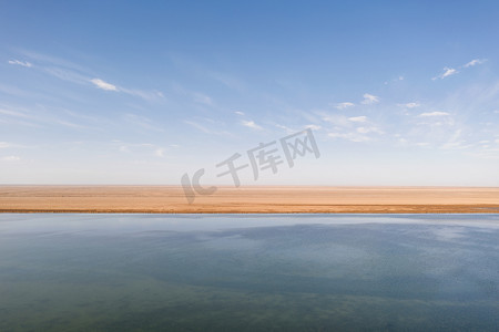 静默摄影照片_干净的湖水和蓝天，自然背景。