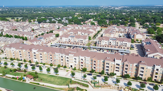 美国德克萨斯州 Flower Mound 的天桥多层公寓大楼和郊区住宅区