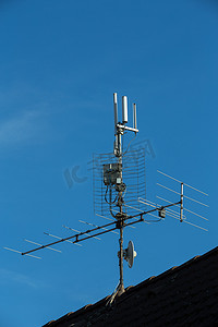 发射器摄影照片_屋顶上的电视天线和 wi-fi 发射器
