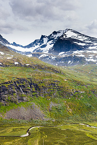 挪威的雪山和绿色河谷
