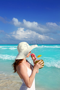 椰子新鲜鸡尾酒轮廓海滩女人喝