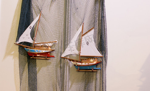 一套五颜六色的小帆船模型