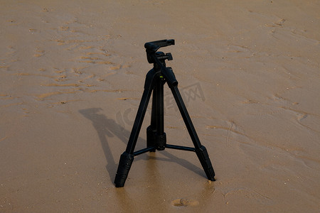 单反图片摄影照片_海滩上的相机三脚架