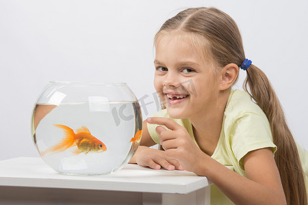 六岁的女孩非常高兴捐赠了她的金鱼